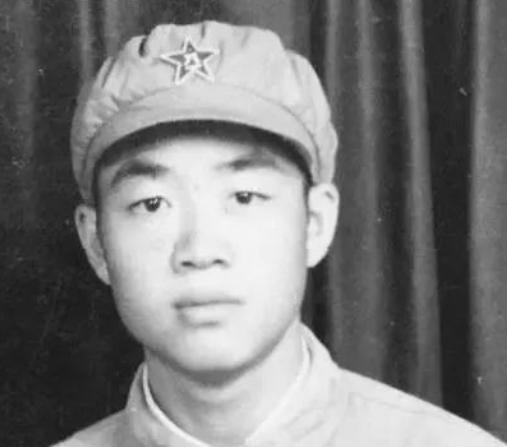 1951年，一个15岁新兵擦大炮，埋头看瞄准镜，谁料突然瞅见，敌人阵地上