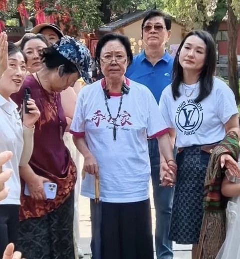 75岁斯琴高娃到灵岩寺上香祈福，拄着拐杖走路，看起来苍老了好多。