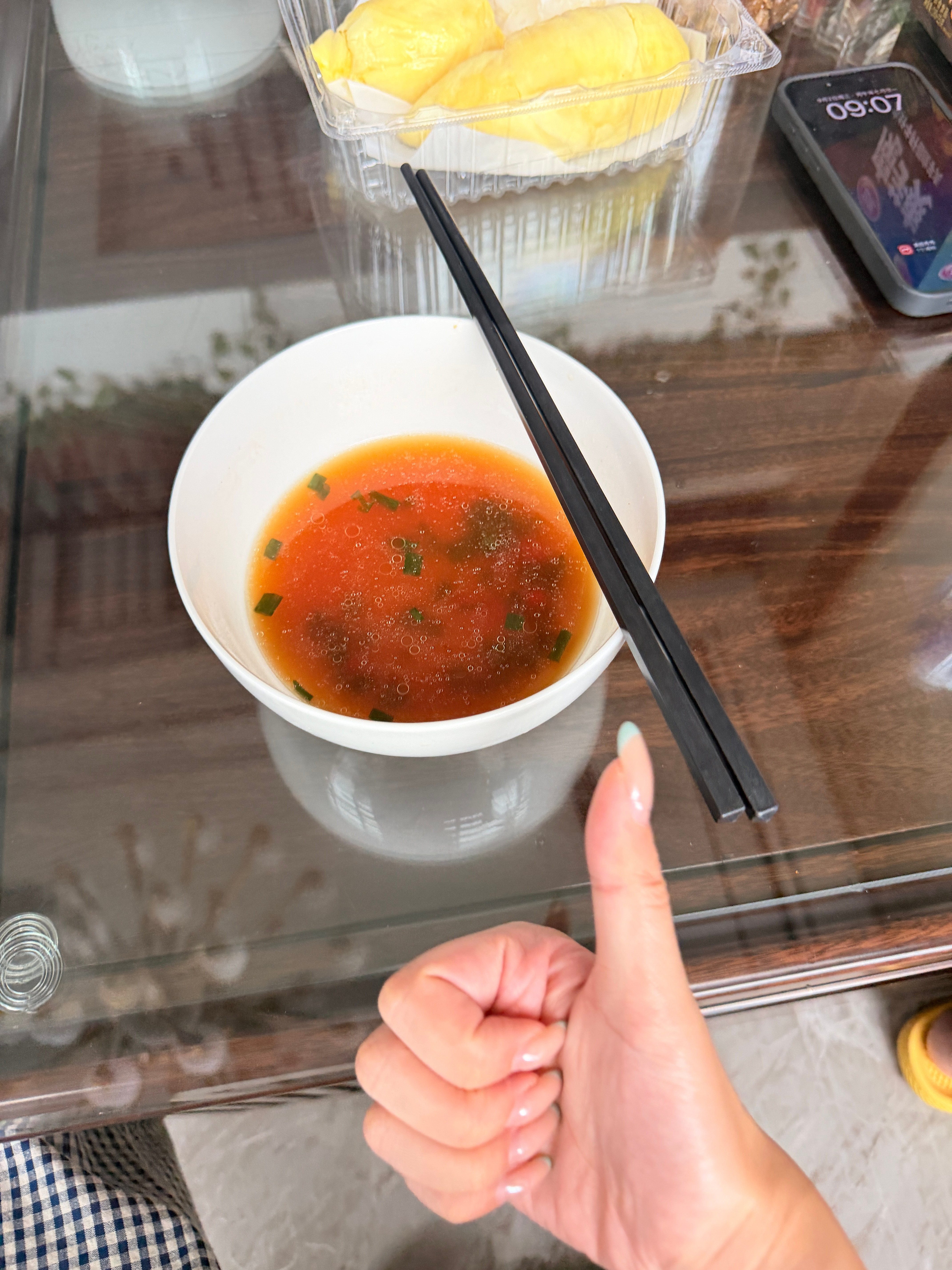 早上好～刚吃完吃毛哥妈妈煮的山药面准备再吃一块榴莲[滑稽笑]吃完回杭！​​​
