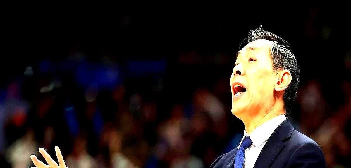 昨晚11点，首钢新援签字照刚流出，群里立刻刷屏。原来是杰曼和斯佩尔曼签了，但