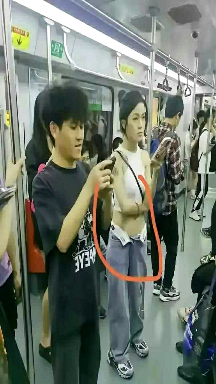 她这是忙完忘记扣扣子了啊