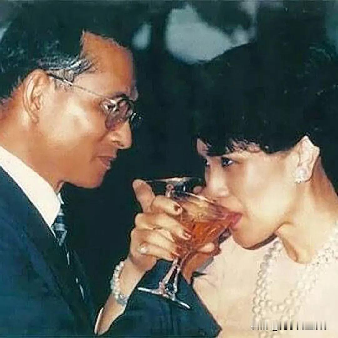 诗丽吉王后和丈夫恩爱瞬间，喝交杯酒，搂抱着快亲上了。那个年代的人，即使当众秀恩爱