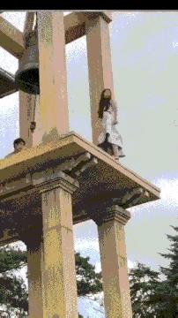女子在钟台上失足后仰，幸亏一名男子及时抓住了她的一条腿。救命之恩本该感激不尽，可