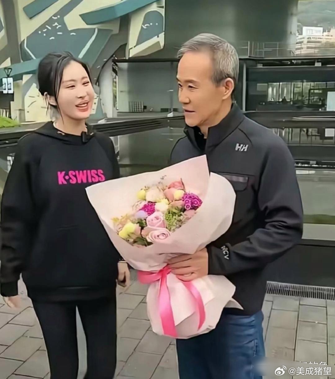 王石，田朴珺又秀恩爱了。