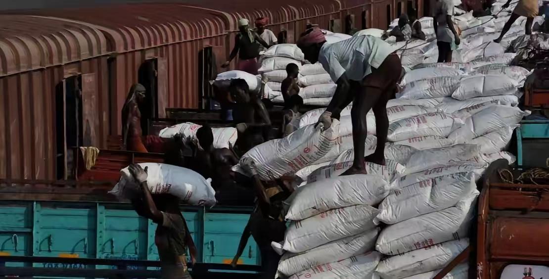 印度紧急向中国求援尿素，欧美多国等着看北京回应，没想到新德里又翻脸了！据彭博社