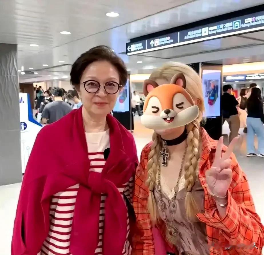 讲真，67岁的刘莉莉也太让人惊着了吧！你瞅瞅她那状态，哪像奔七的人啊？穿搭