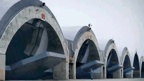 歼10的固定加固机堡采用了“跳板式”的防爆机库门，打开机库门的时候，“跳板”下落