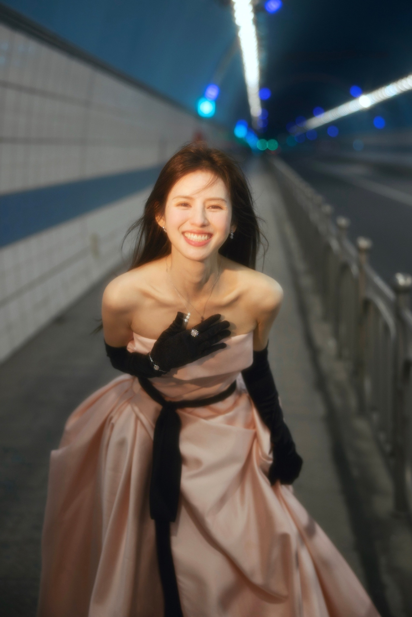 鹤男笑起来挺有感染力的，适合甜妹路线。​​​