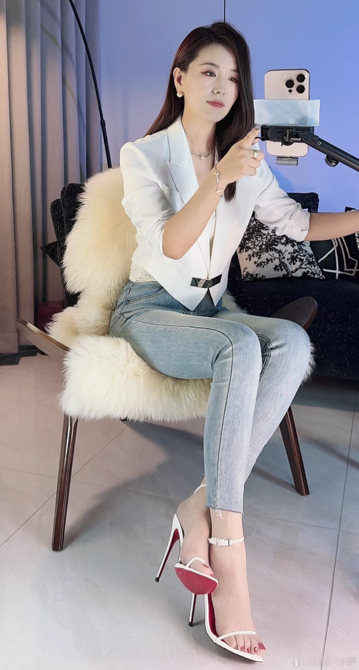 秀儿紧身牛仔裤+一字带凉鞋+肉丝小脚脚