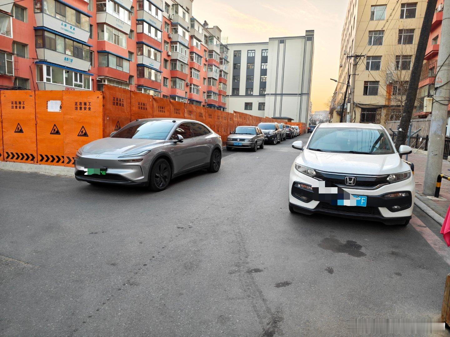 这种停路口的人不在乎别人转弯困难，也不在意自己的车很容易被刮到吗？我从要在这个路