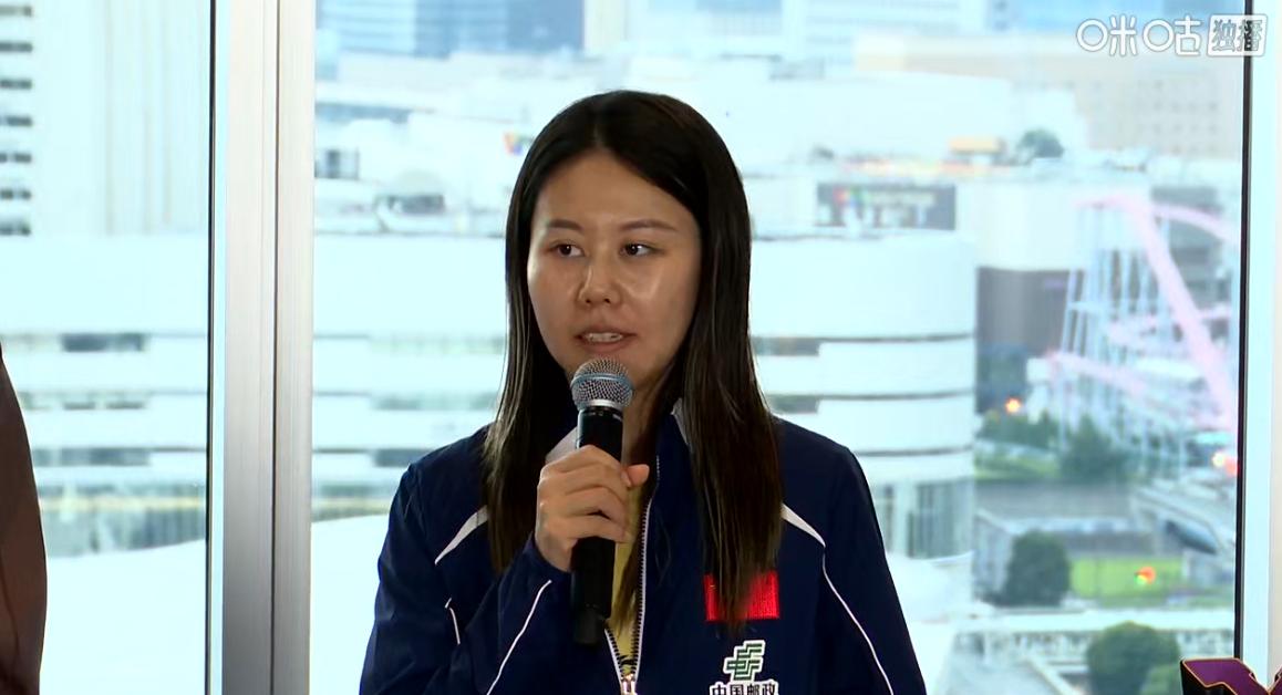 横滨冠军赛抽签现场，同同作为上届女单冠军，接受采访时再次展现高情商发言，