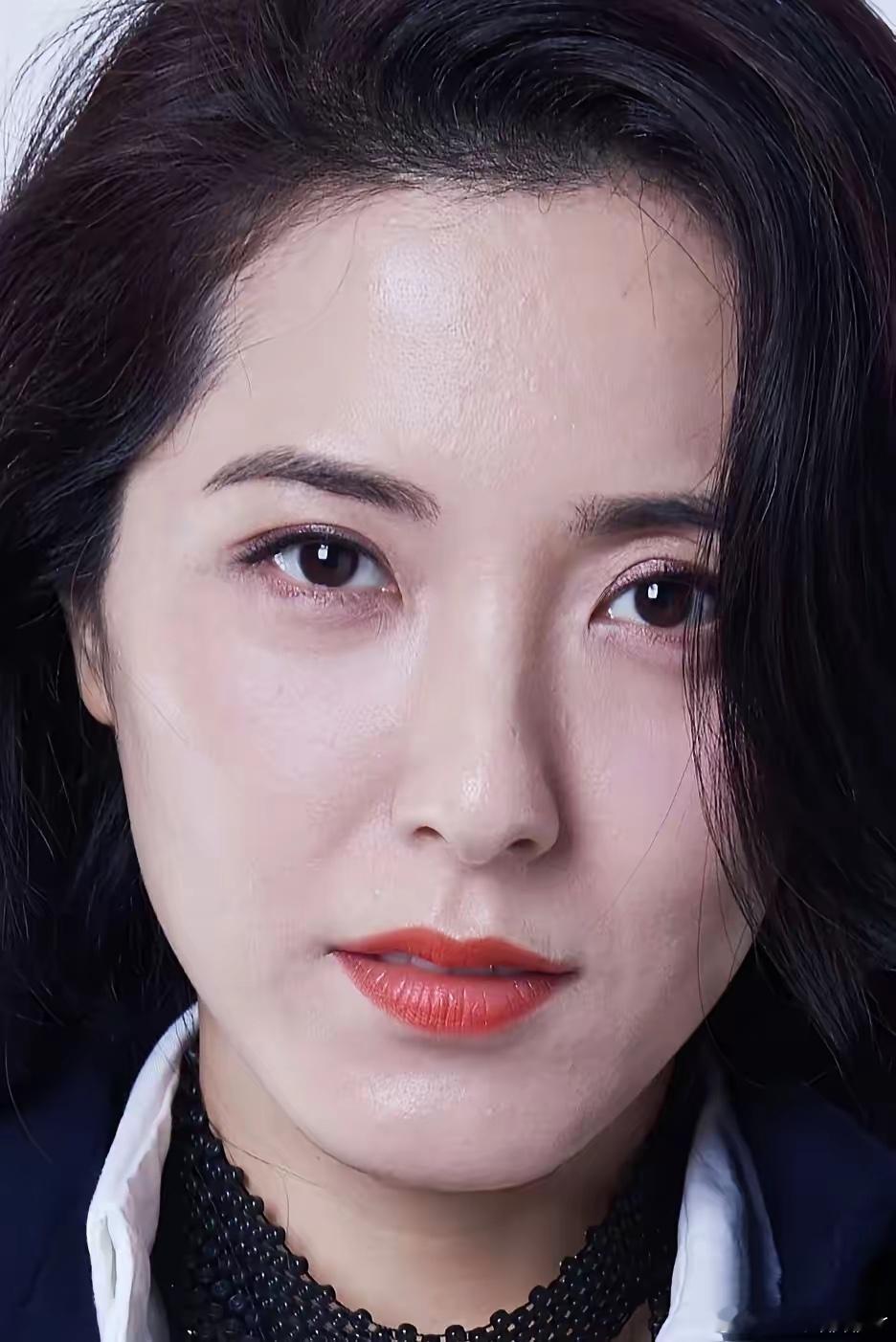 这个世界上我最想不通的人，就是曾黎了，她都49岁的人了，人长得那么漂亮，条件还好