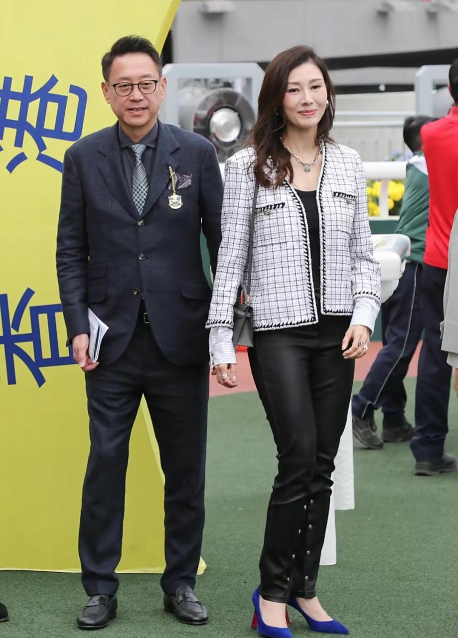 有钱人真好呀，已经60多岁的的富豪许晋亨，在大街上手牵漂亮媳妇李嘉欣，虽然李嘉欣