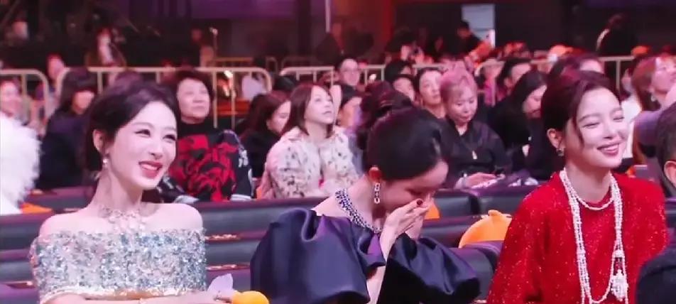 辛芷蕾的手，搭在杨幂肩上的那一秒，整场活动的空气都变了。不是那种剑拔弩张的“修