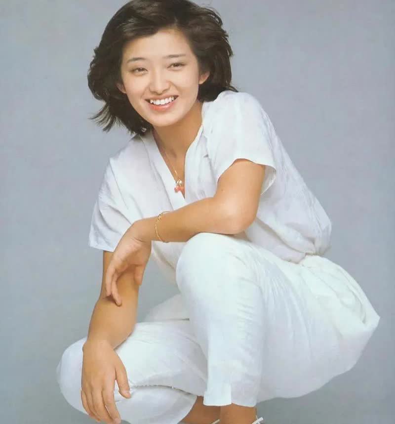 山口百惠今年已六十六岁。她年轻时清纯的面孔，甜蜜的微笑，清澈明亮的眼眸，惊艳了无
