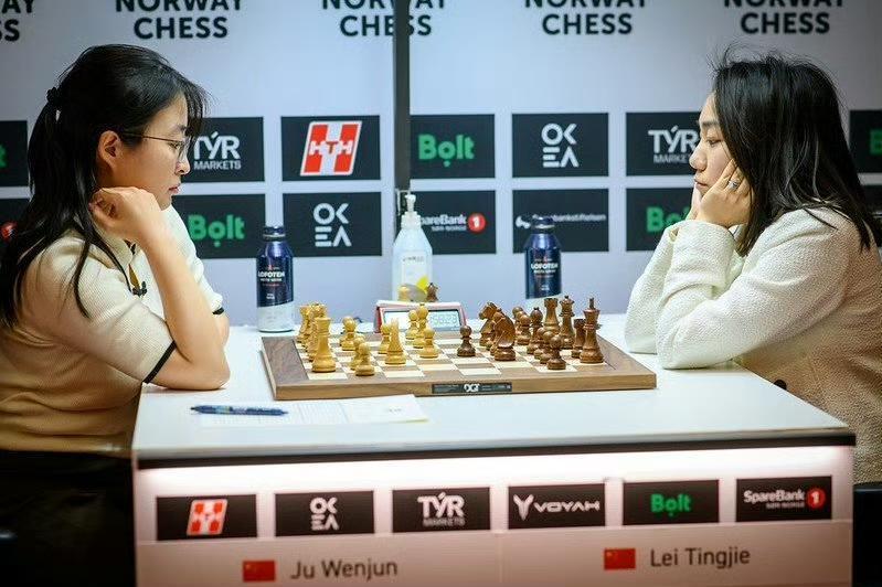 慢棋全部战和，居文君加赛胜雷挺婕，达成快棋四连胜。科内鲁、大穆兹秋克继续领跑比赛