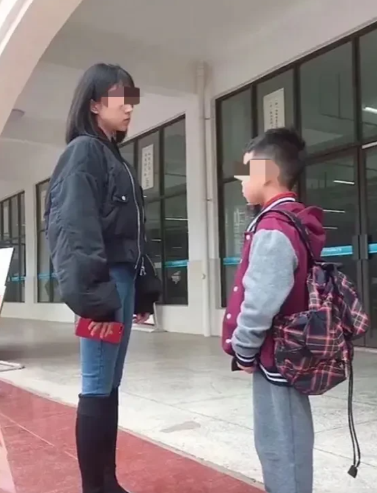 重庆，一14岁初中男生因写作业不认真，被校长叫到办公室里训话。结果没想到，男生放