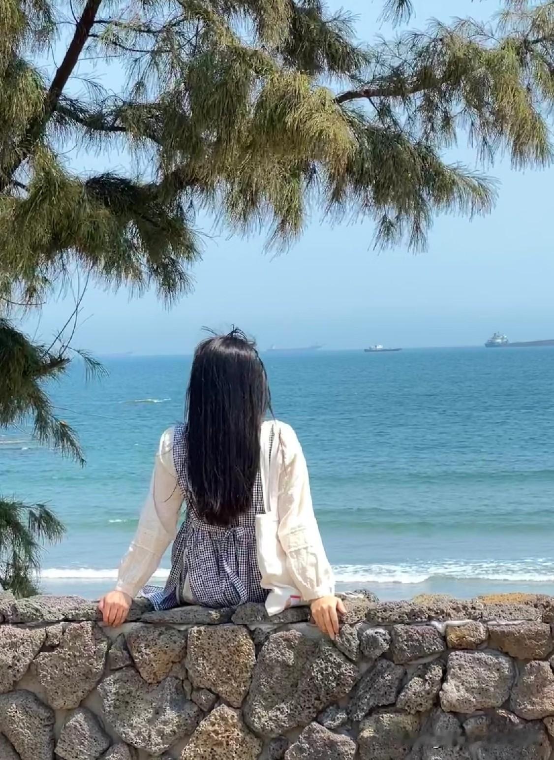 近日，广东粤东一位27岁的女公务员很是纠结。相亲对象选择的纠结。两个相亲