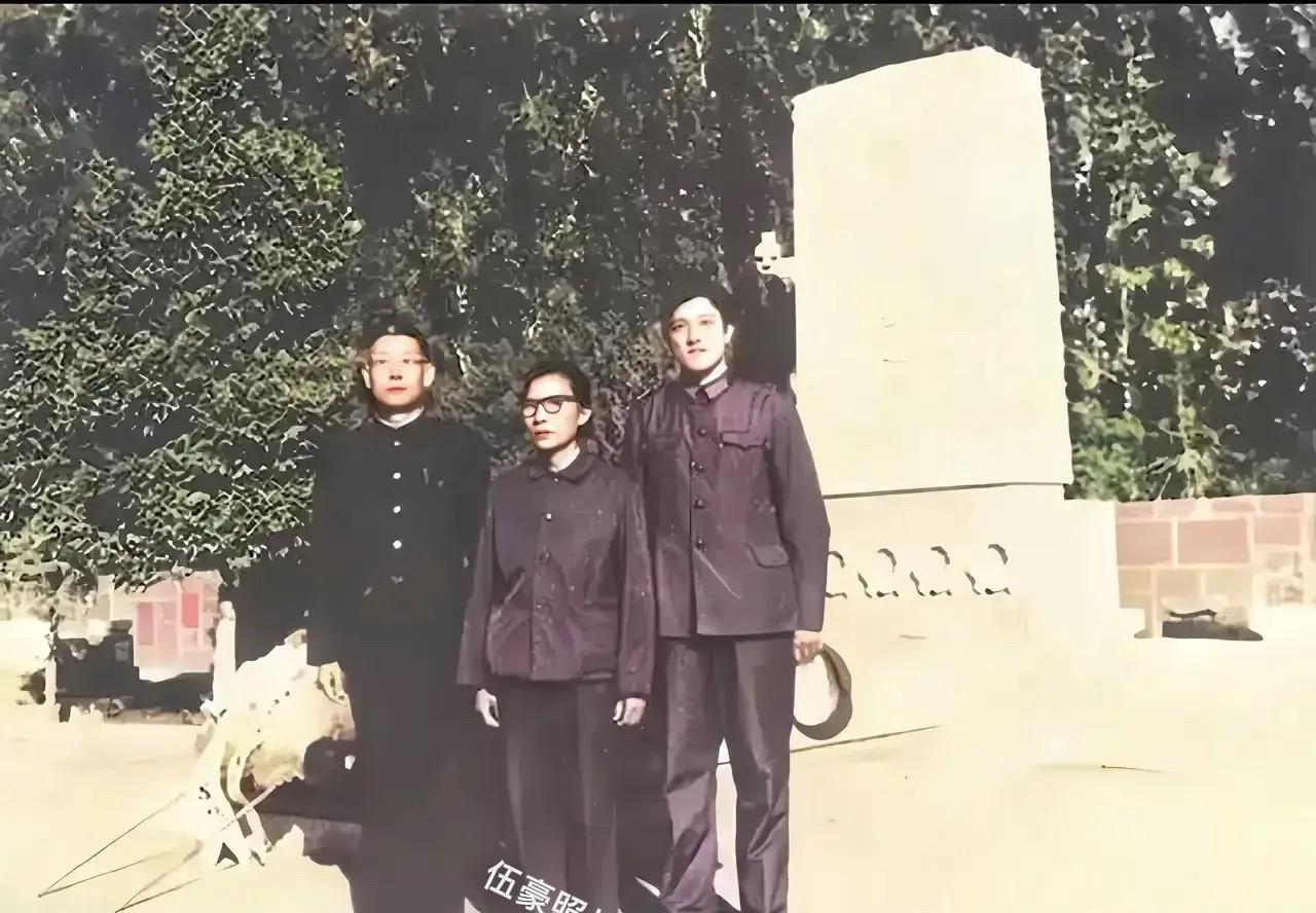 1983年，毛泽民的女儿毛远志（中）和丈夫曹全夫（左）、儿子曹耘山（右）在新疆毛