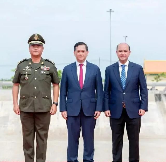 洪森实行“分封制”，几乎是把政治遗产平均分给三个儿子。首相洪玛奈掌管政府，副司