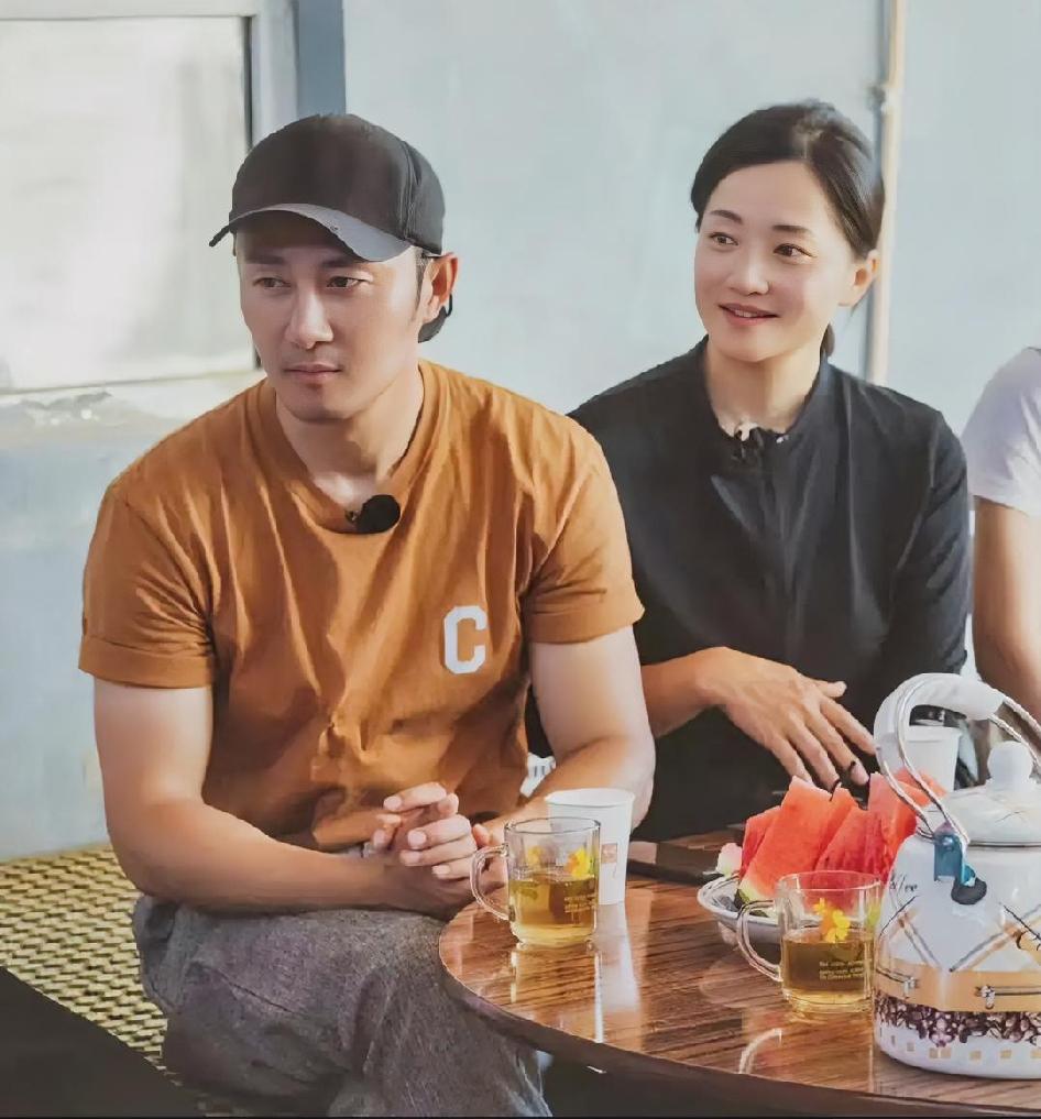 郭柯宇的老公章贺，也算好前夫了。两人一起十年，章贺总问郭柯宇：“你爱不爱我”？
