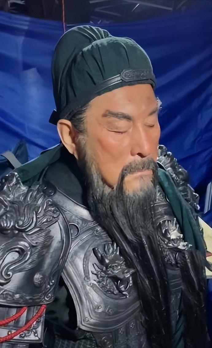 1990年，外出拍戏的“关羽”陆树铭，突然想起窗户没关。当时大雨倾盆，他急忙开着