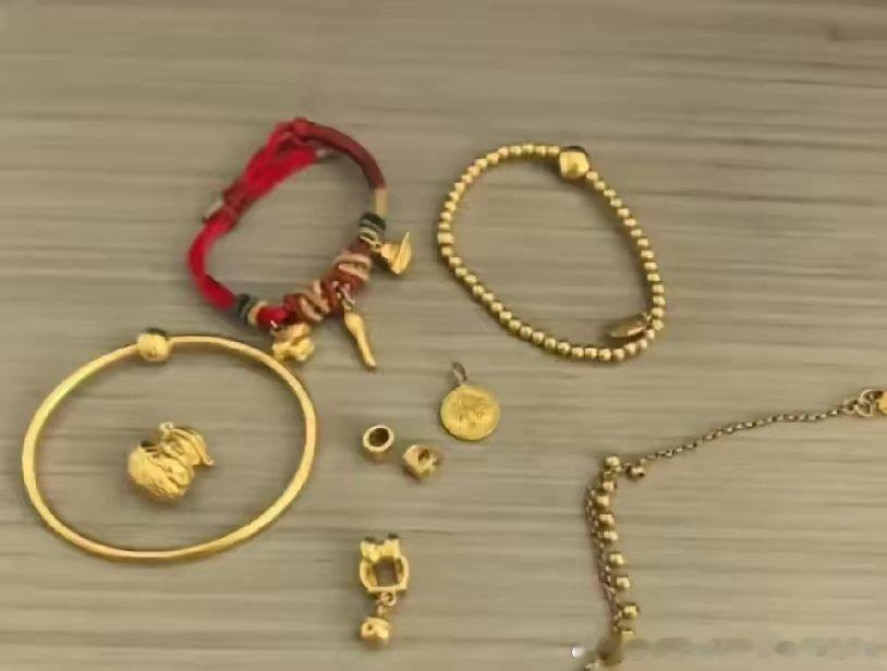 婆婆这波操作，直接给我整懵了！她的金项链金镯子全是大姑姐买的，平时压箱底都舍不得