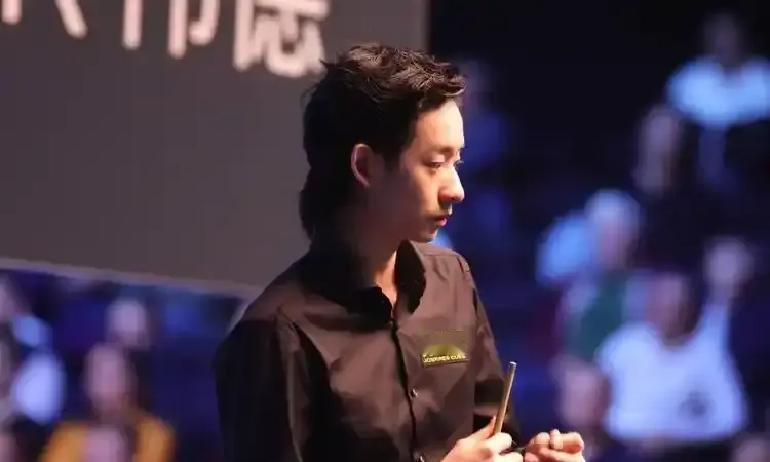 对手还没摸到球，比赛就结束了。吴宜泽用98分钟，给17岁新秀上了一课。比分