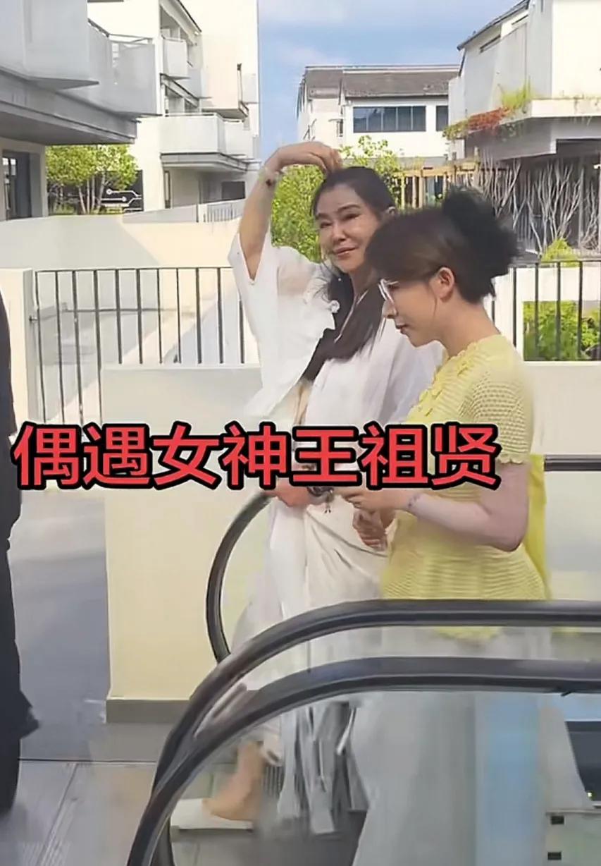 59岁王祖贤现身西塘，路人实拍镜头下，变化太大差点认不出了！8月8日，某网友在