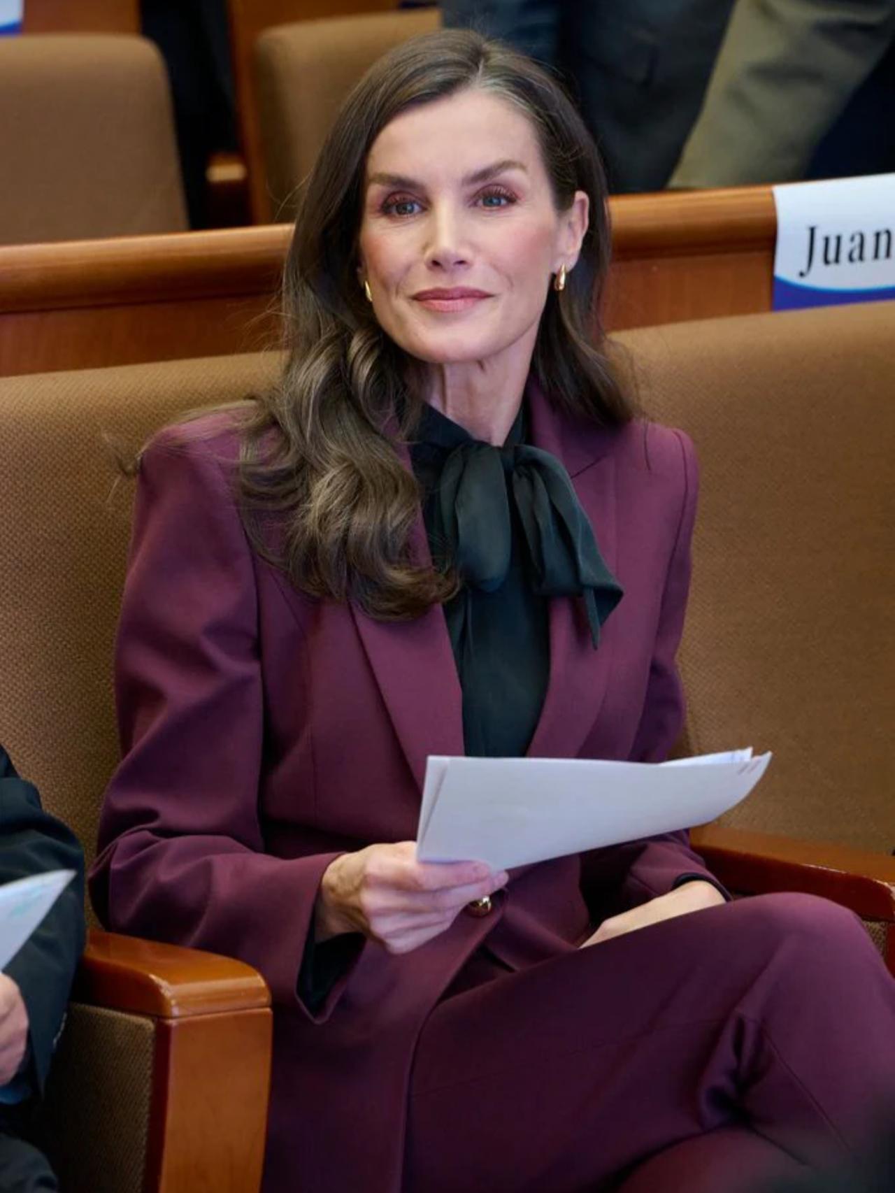 西班牙王后真漂亮，五官360度无死角莱蒂齐亚王后以精致低调之姿，圆满结束了对中