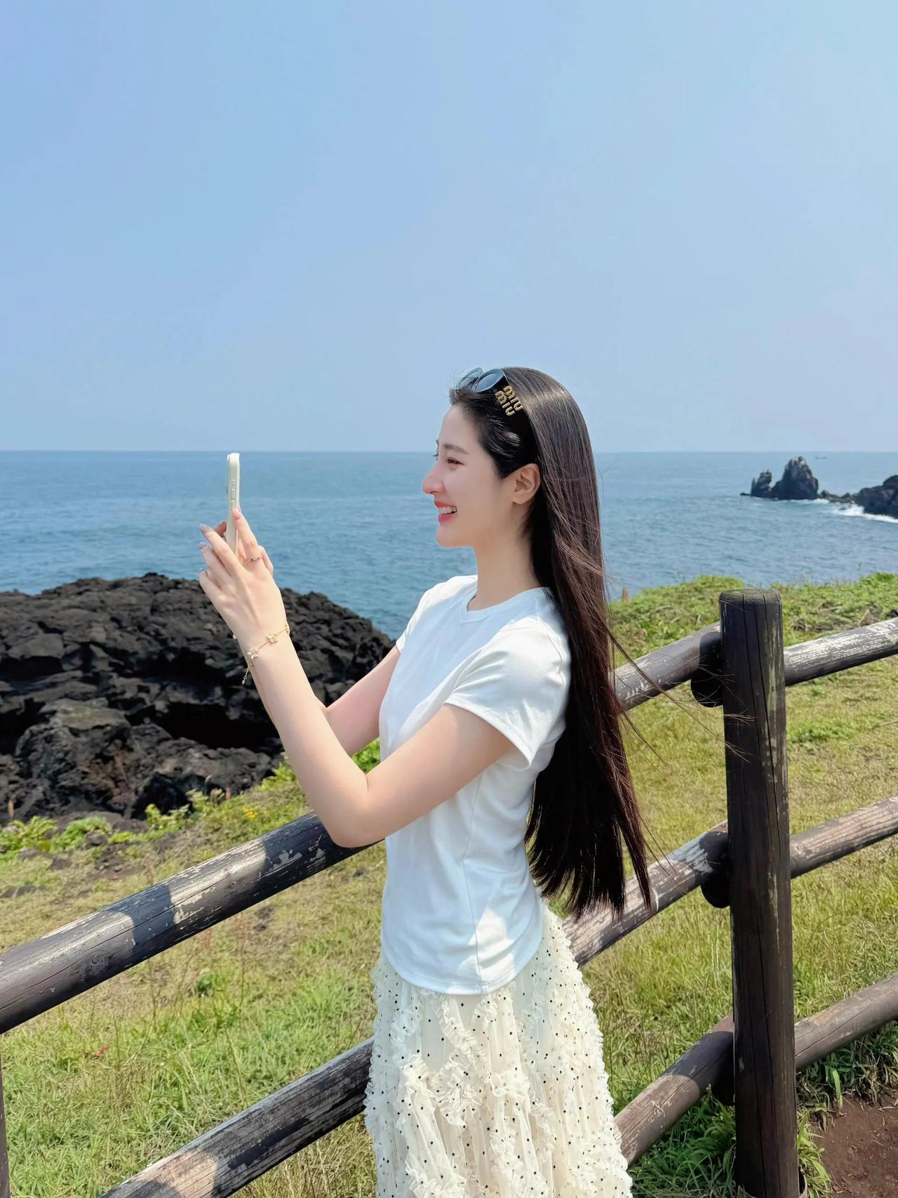 海边悬崖上的浪漫时光
