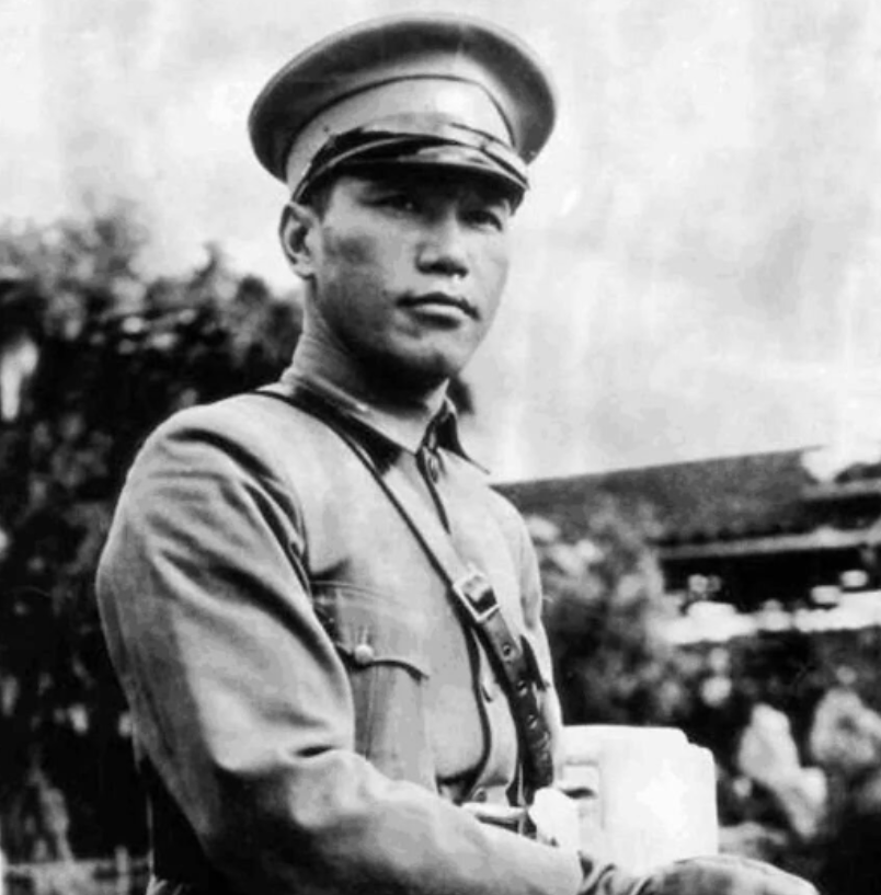 1927年8月13日，下野的蒋介石乘火车离开南京。临走时，送行的人很少，白崇禧、