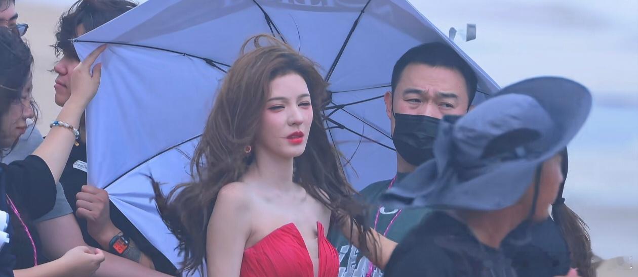 看见张予曦被风吹的散发简直太有氛围感了！真的太美了！​​​