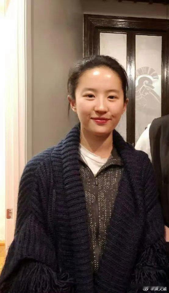 谁能拒绝新鲜出炉的刘亦菲！纯素颜状态下依旧颜值抗打，这天然美貌太绝了～