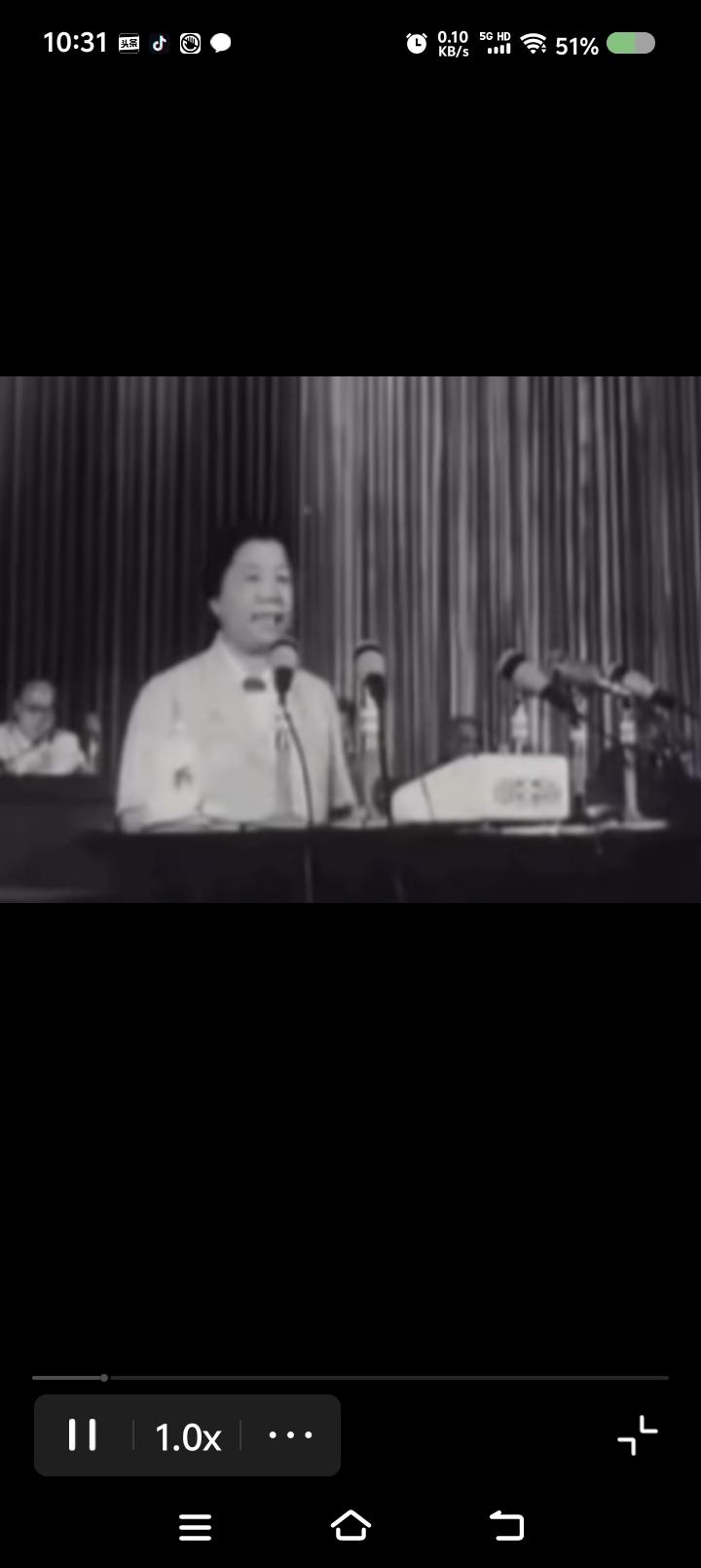 世界最强吃瓜群众——网上视频：邓颖超在讲话，台下有周恩来等人。大家看着周总理，