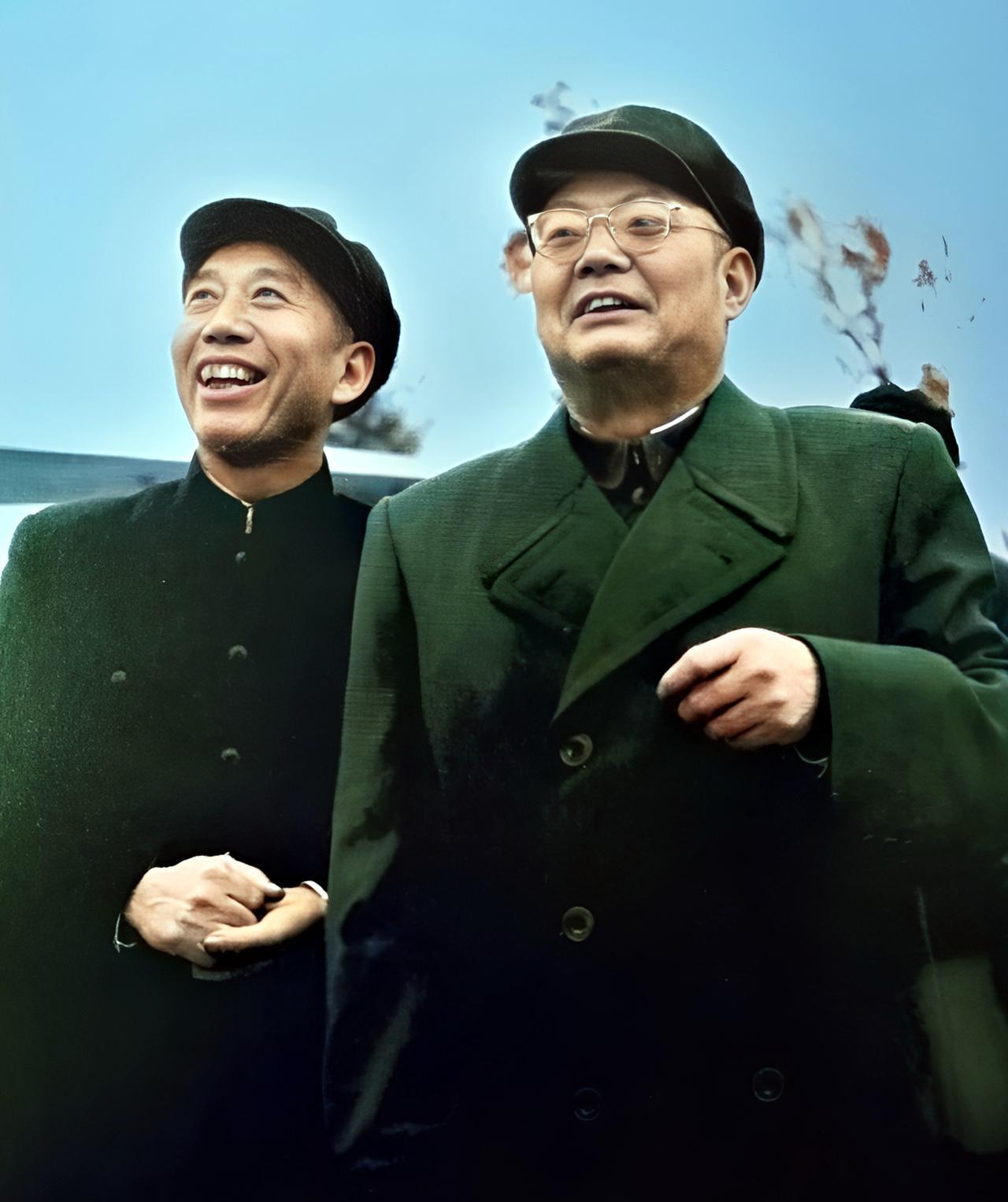 这张照片拍摄于1959年。当时叶帅与王震上将前往视察海南岛。叶帅曾称王震：我党我
