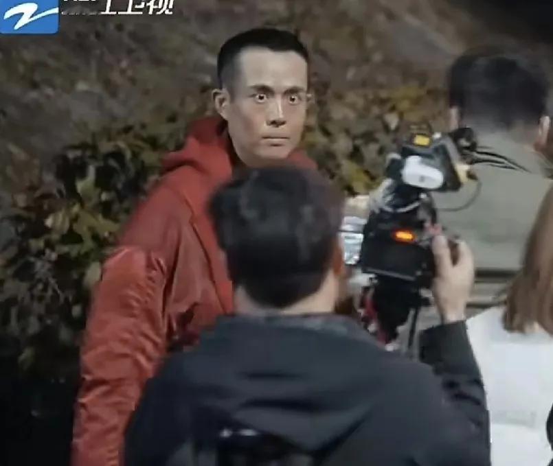 仔细地看了这个视频，发现王星的眼神好像只是一种个人习惯。不管哪个角度，他的