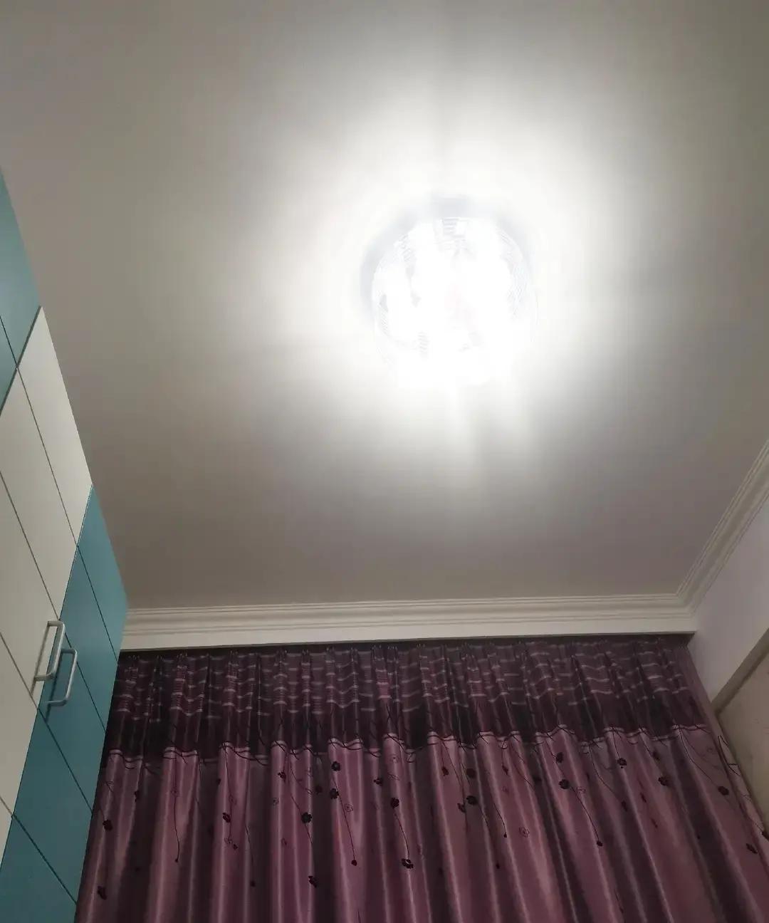 大东北昨晚去老妈家，推门一看，侄女的东西铺满床，阳台窗大敞，风吹得窗帘乱飞。他