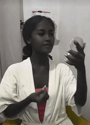 真是打着灯笼也难找啊？很难看到这么精致的黑人美女，真的是一颗闪耀的“黑珍珠”啊？