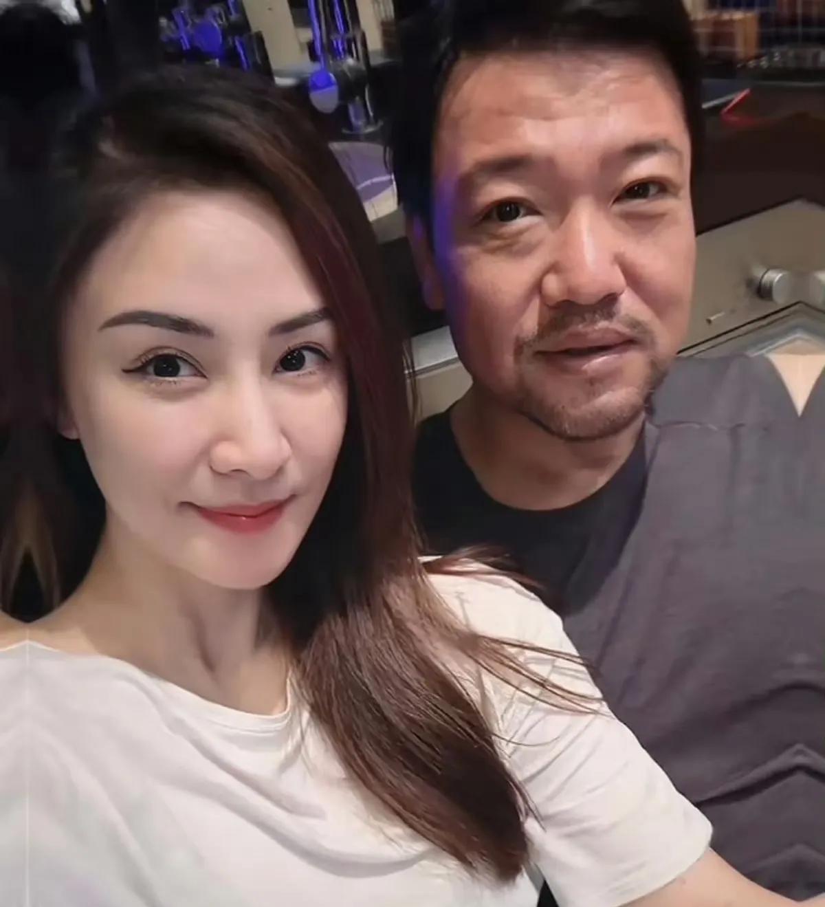 瘦了显老，贾冰暴瘦后看起来老了10岁，皱纹明显，人看起来不精神，很疲惫。娱乐圈