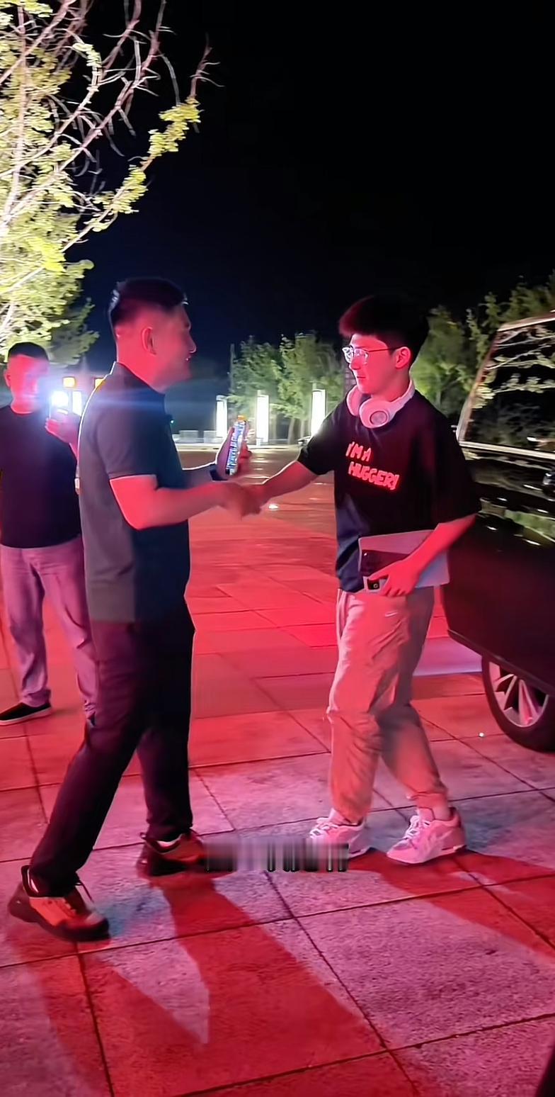 张大炮的儿子，白捡10000块钱。昨晚张大炮带着儿子还有风哥一行人多次转站转机，