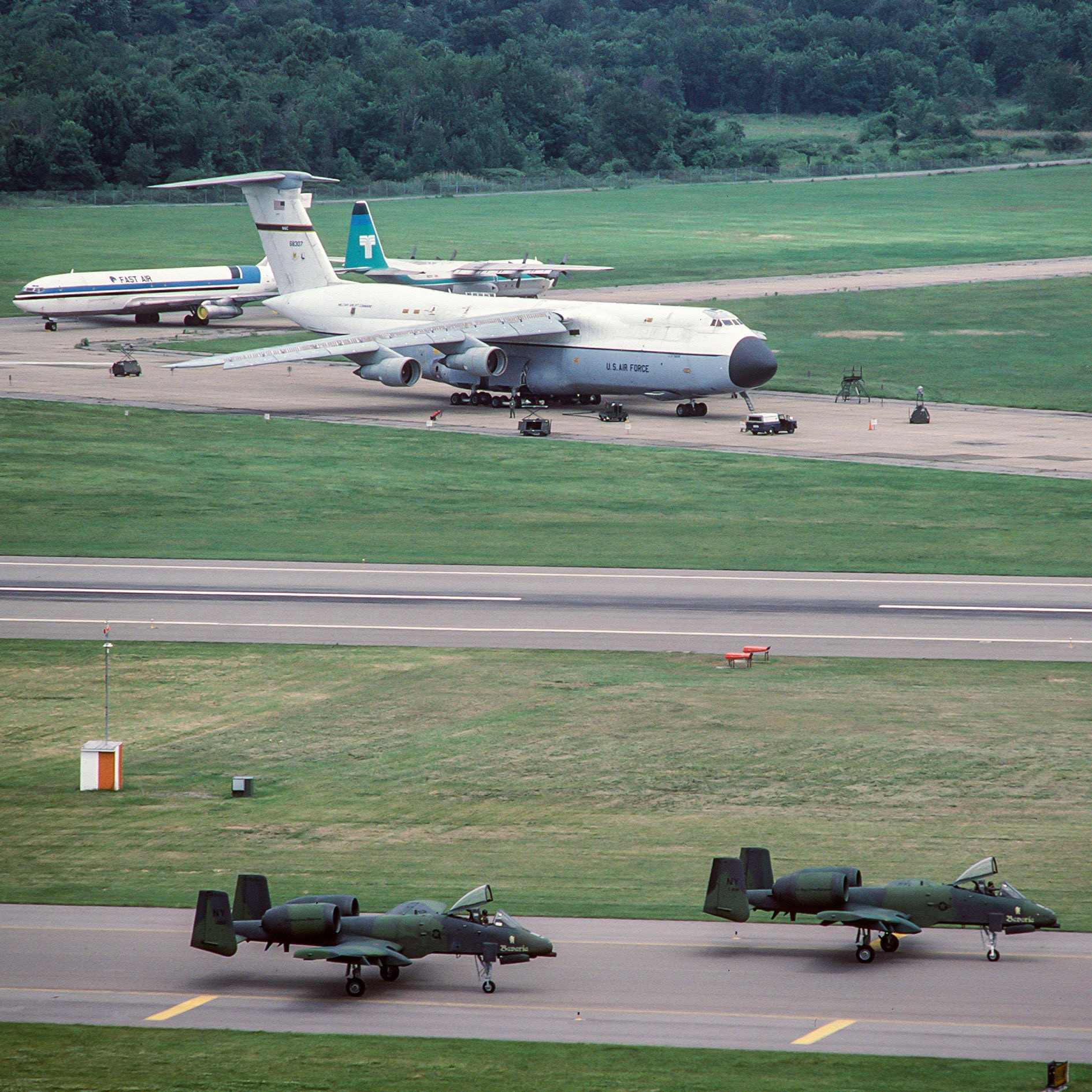 1985年7月。斯图尔特国际机场A-10与C-5银河同框