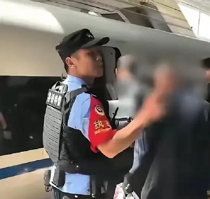 河南洛阳高铁站，一个七十多岁的大爷拦住了执勤特警，张口就说：“我没票，但要上车。