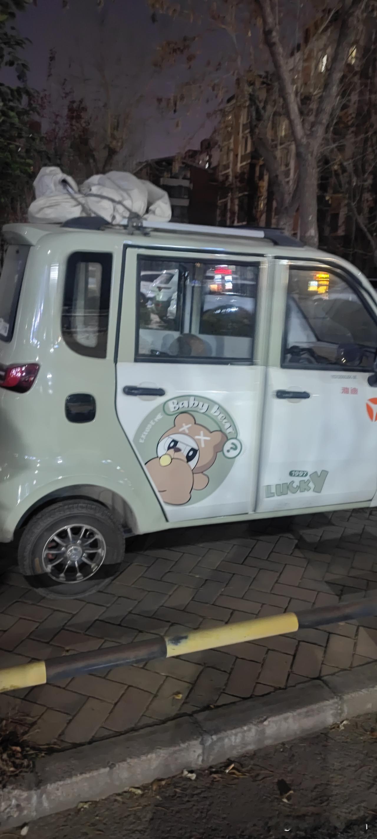 三轮车不再是老头老太太的专属座驾现在放眼望去，骑三轮车的年轻人比老人还多！