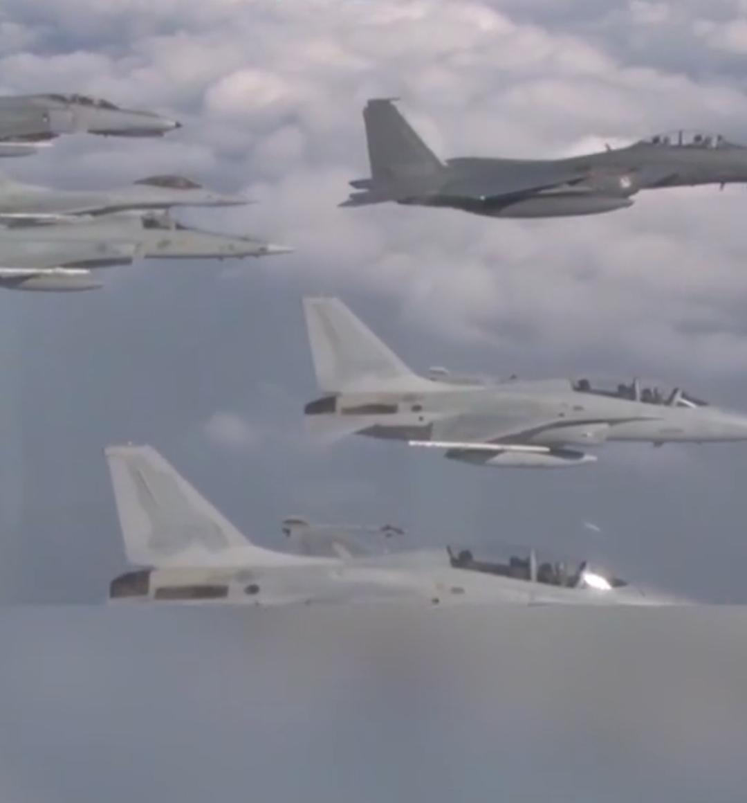 中国航母辽宁舰战斗编队正向日本方向挺进，而天空上，中俄联合军机群也在绕日本岛飞行