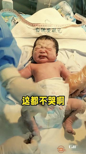 不哭就打，打哭为止！小宝宝一出生，就被一群人围着打，直到哭了才停！网友：不哭就该