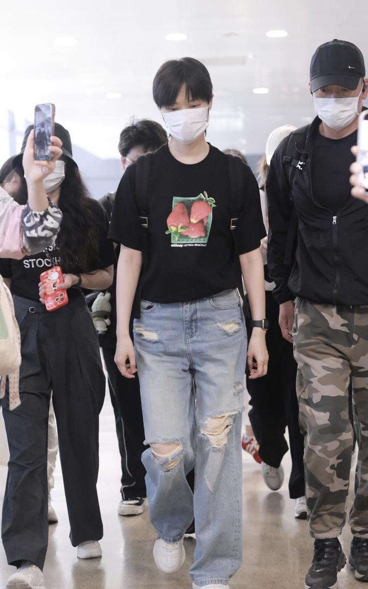 今天李宇春现身上海机场，她这次搭配的很有潮流时尚气息，看起来也格外的显年轻。李