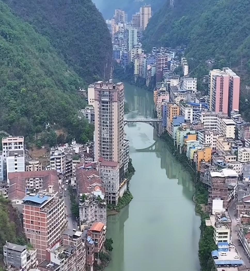 这里是云南盐津县，房子都是依山临河而建，形成房在崖上、城在水中、山在城外。每家每