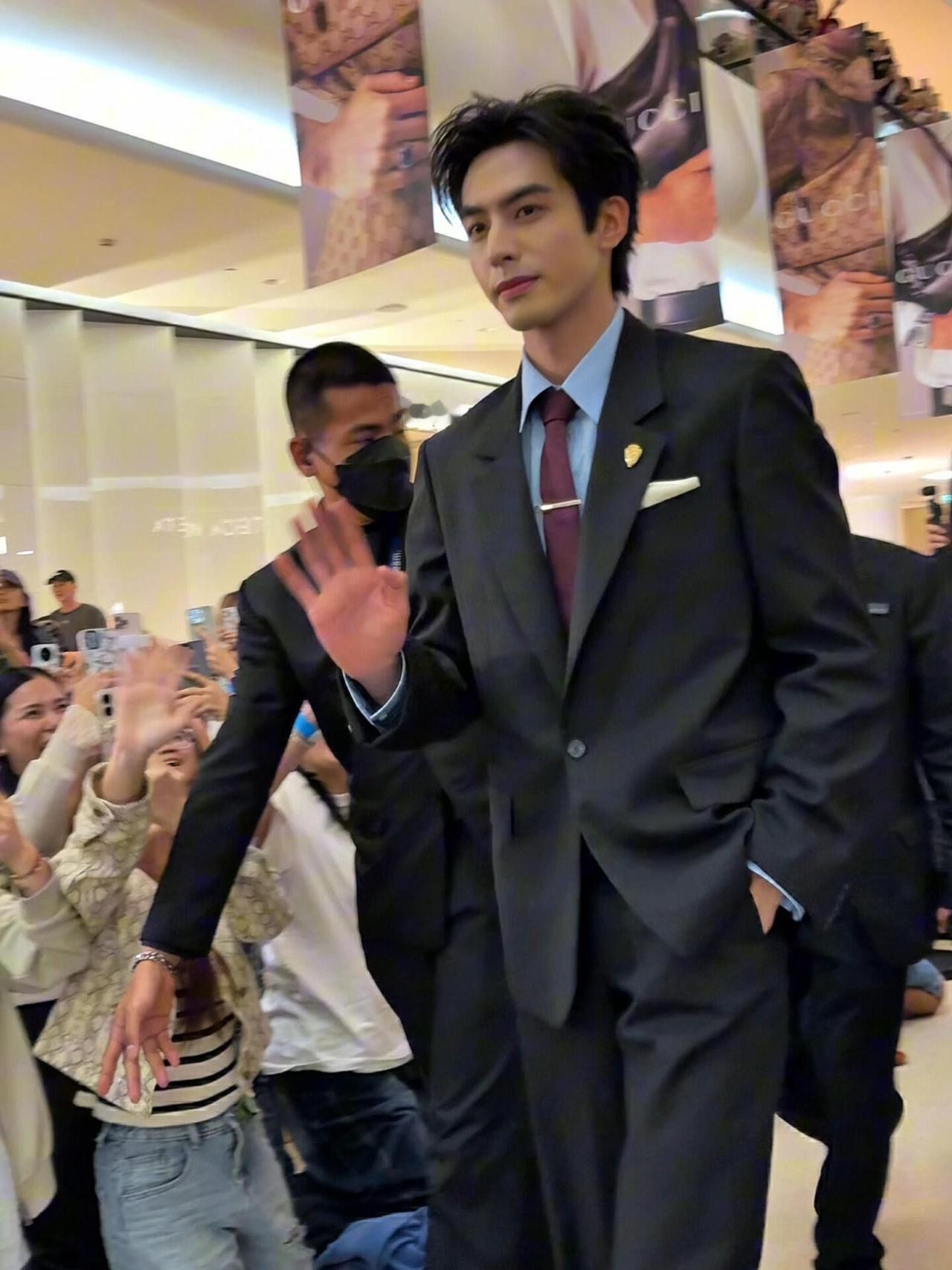 宋威龙新晋大明星，打招呼太扣人心弦了！他总有种画面被拉长的感觉，身材比例太好了