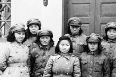1942年，7名女电译员被日军包围，兽性大发的鬼子见她们年轻貌美，正要上前侮辱，
